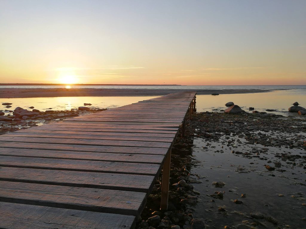 Ihmisyyden koti laituri auringonlaskussa