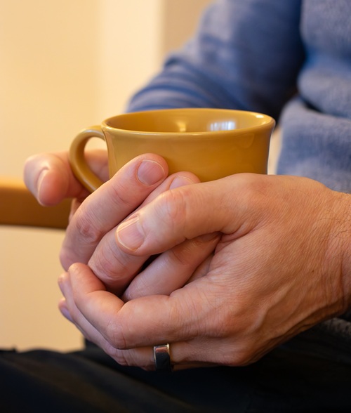 Ihmisyyden koti teekuppi kädessä